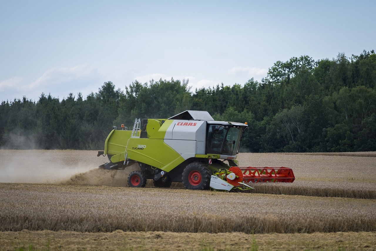 最新收割機跨區(qū)作業(yè)視頻，高效農(nóng)業(yè)機械化時代的展現(xiàn)