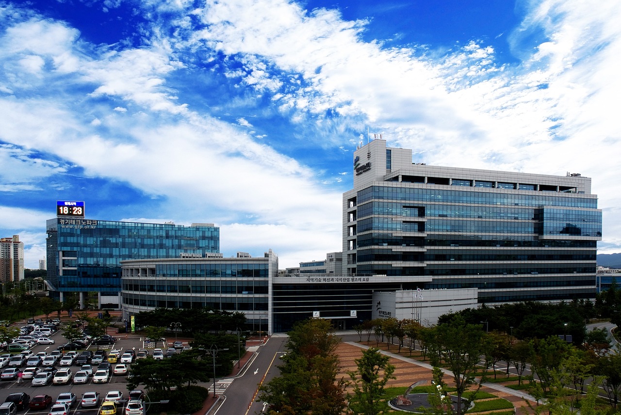 最新建筑材料與創(chuàng)新突破，現(xiàn)代建筑領(lǐng)域的新潮流