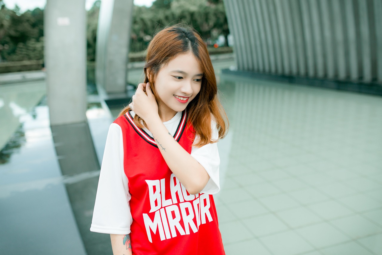 徐濠縈最新時(shí)尚打扮，展現(xiàn)獨(dú)特魅力的先鋒時(shí)尚標(biāo)簽